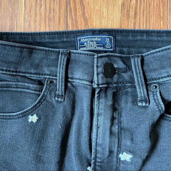 Daisy embroidered Abercrombie jeans - Picture 2 of 4